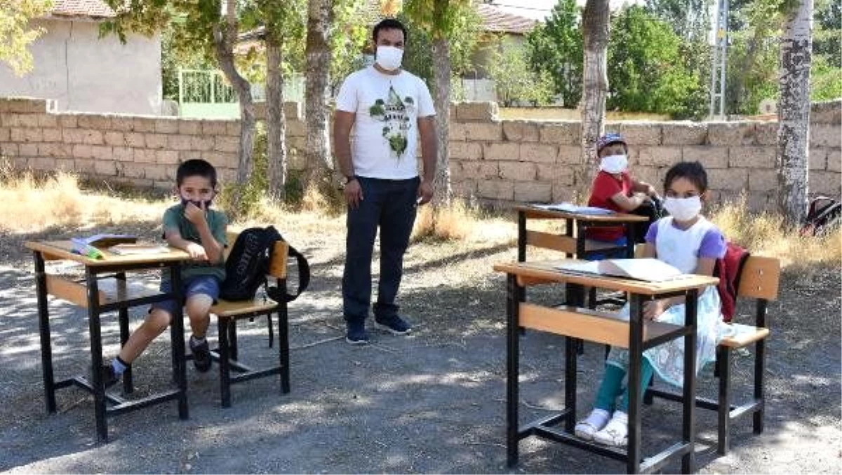 Son dakika gündem: Özlediği öğrencilerine yüz yüze ders vermek için okul bahçesini sınıfa dönüştürdü