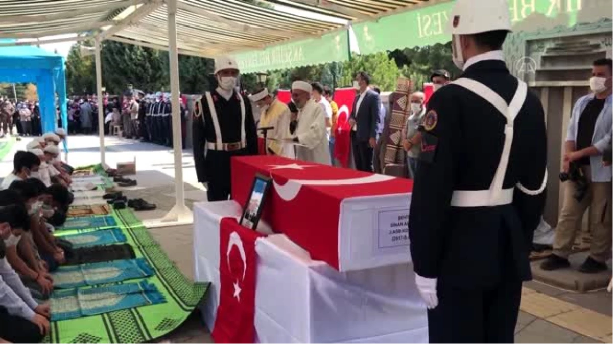 Şehit Jandarma Astsubay Kıdemli Çavuş Sinan Aktay, son yolculuğuna uğurlandı (2)