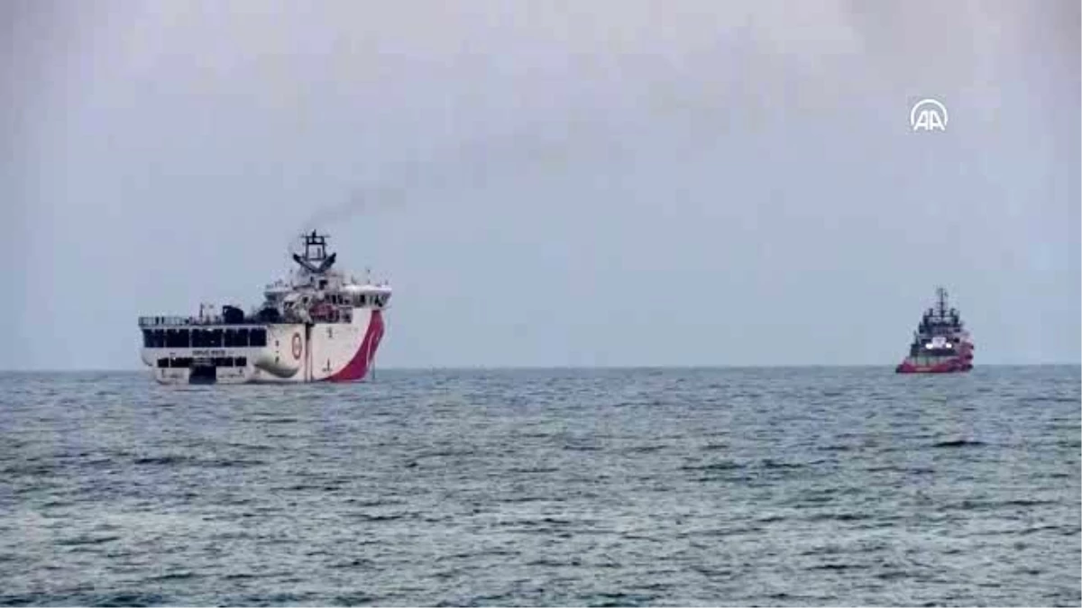 Sismik araştırma gemisi Oruç Reis\'in Antalya açıklarındaki bekleyişi sürüyor