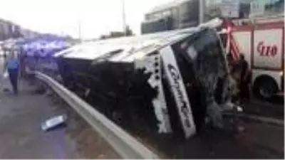 Son Dakika! Pendik'te yolcu otobüsü yan yattı: 1'i ağır 9 yaralı Son Dakika! Pendik'te yolcu otobüsü yan yattı: 1'i ağır 9 yaralı
