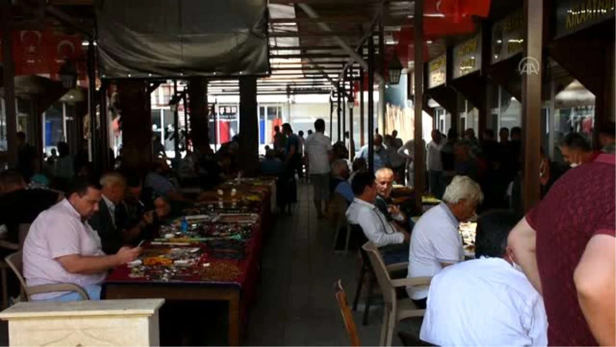 Tespih tutkunları her ayın ikinci haftası Adana\'da kurdukları "Ay Pazarı"nda buluşuyor