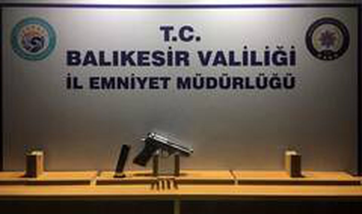 Son dakika haberi | Balıkesir\'de polis 3 aranan şahıs ve silah ele geçirdi