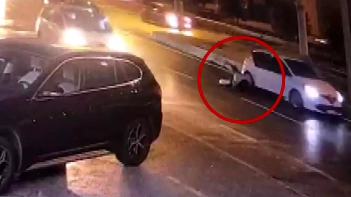 Hareket halindeki araçtan trafiğin ortasına atılan kadın, ezilmekten son anda kurtuldu