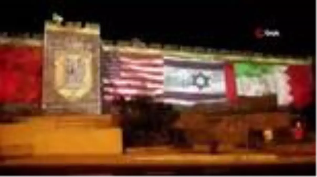 Kudüs surları ABD, İsrail, BAE ve Bahreyn bayrakları ile aydınlatıldı