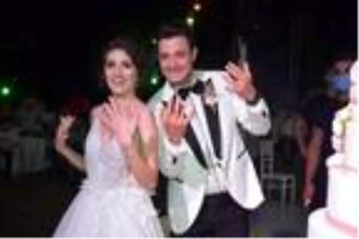 Düğün törenine damadın arkadaşlarının yaptığı şaka damga vurdu