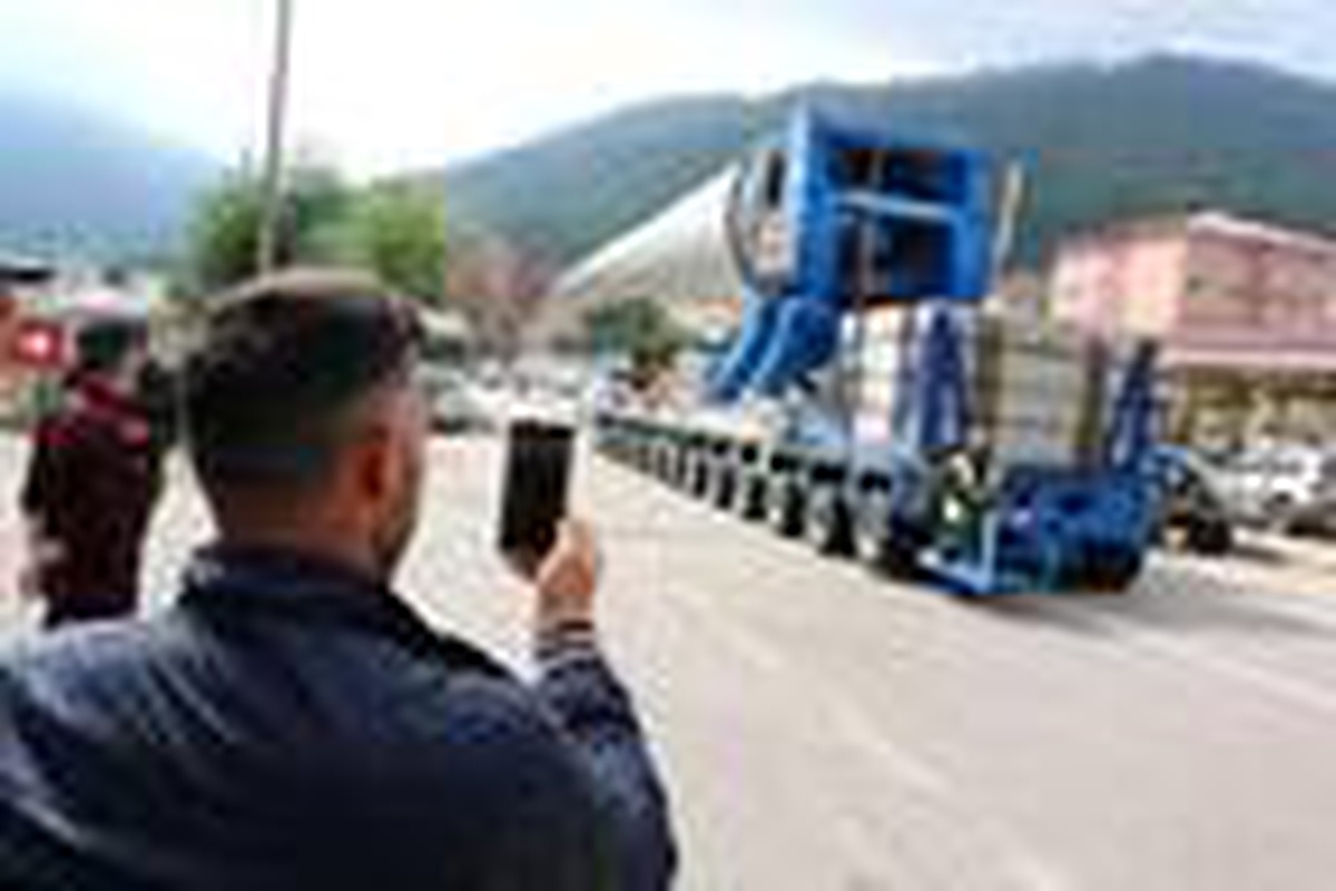 Rüzgar enerji santrali türbininin devasa kanadı taşındı
