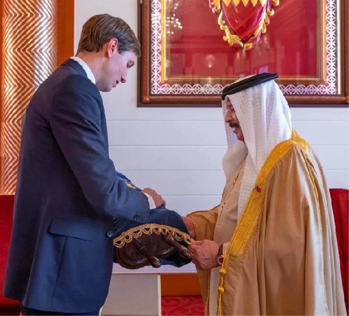 Trump\'ın damadı İsrail\'e yanaşan Bahreyn Kralı\'na Tevrat hediye etti
