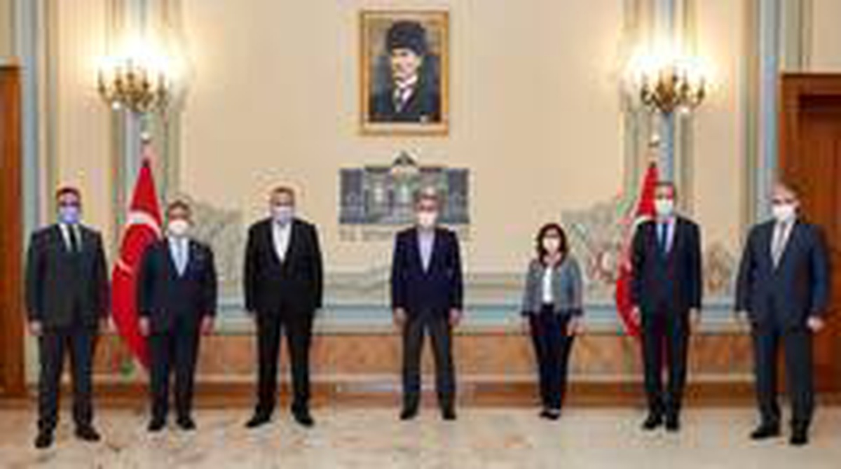 Vali Yerlikaya, iş dünyasının temsilcileriyle yaptığı toplantının fotoğraflarını paylaştı