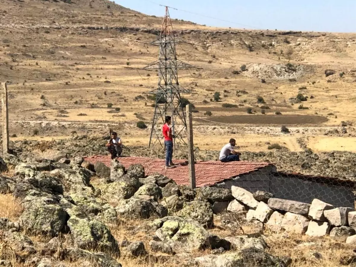 Yıkıma gelen belediye ekiplerine tüfekle karşılık verdiler