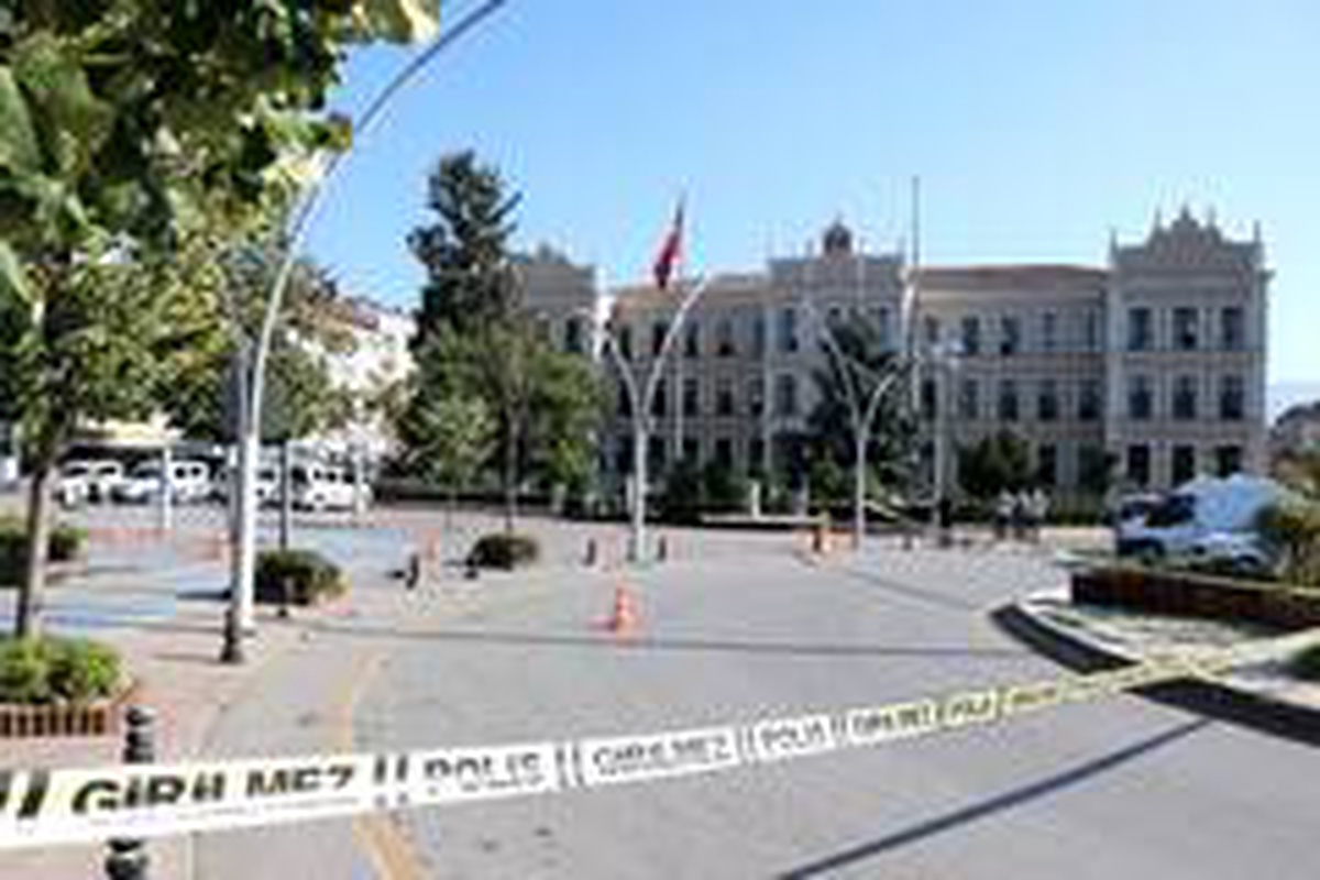 Bolu Valiliği önünde şüpheli çanta paniği