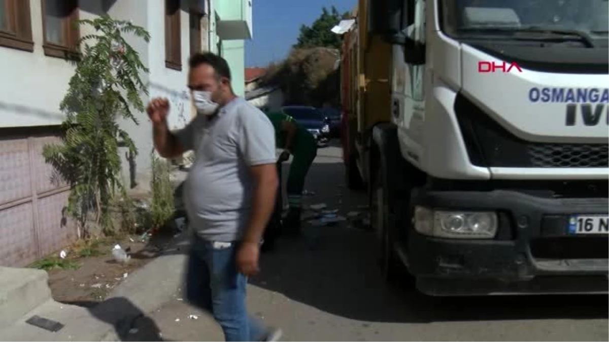 Bursa\'da 4 katlı evden çıkan 10 ton çöp arasında ruhsatsız tüfek bulundu