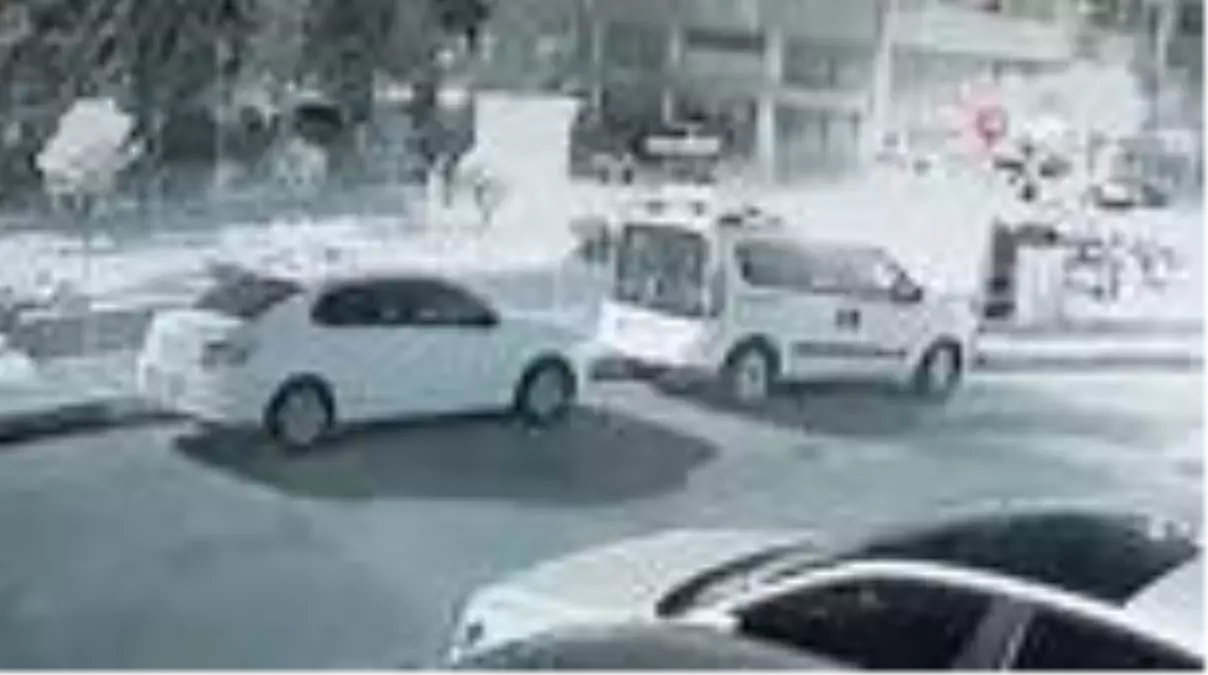 Erkek arkadaşına kızıp seyir halindeki arabadan böyle atladı