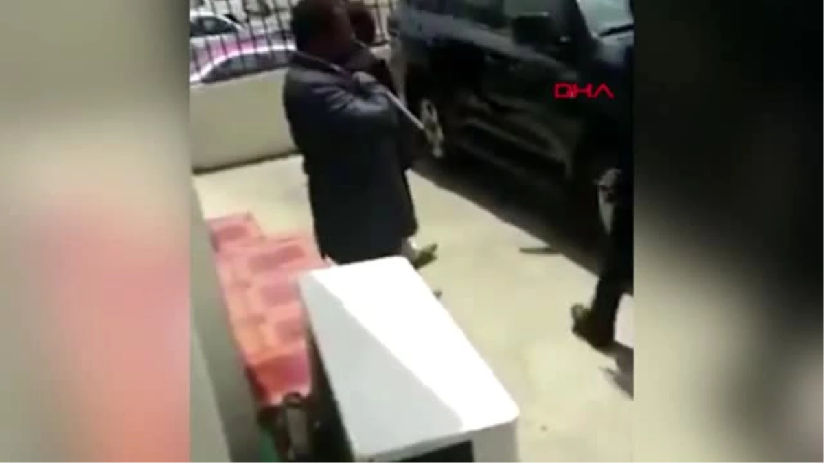 Gine lideri, Çalışma Bakanı\'nı sokak ortasında dövdü