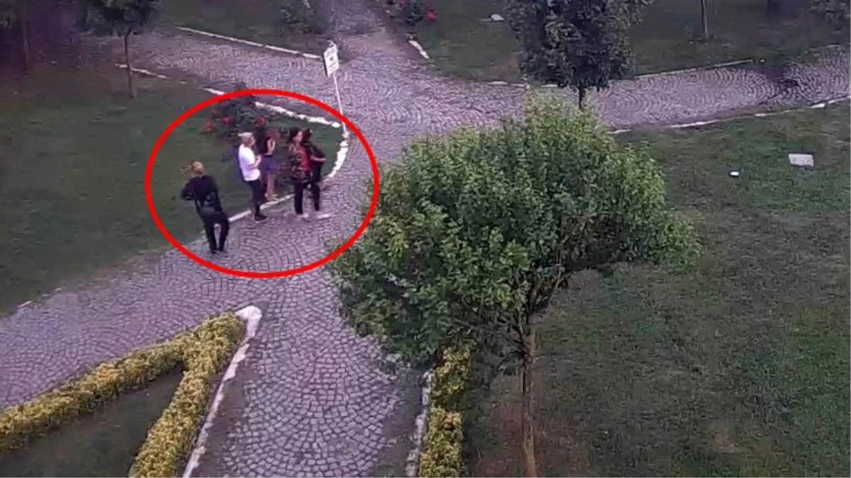 İstanbul\'da parkta çocuğa hırsızlık yaptıran \'aile\' görünümlü çete kameralara yansıdı