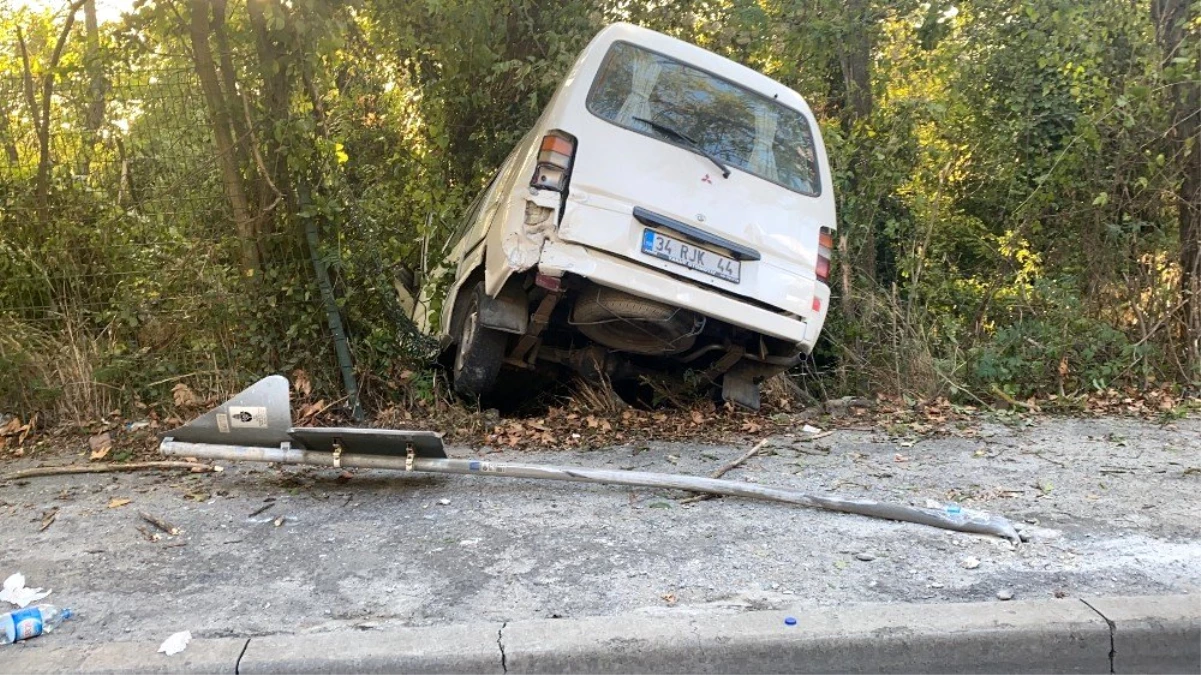 Maslak\'ta feci kaza: Minibüs şarampole uçtu