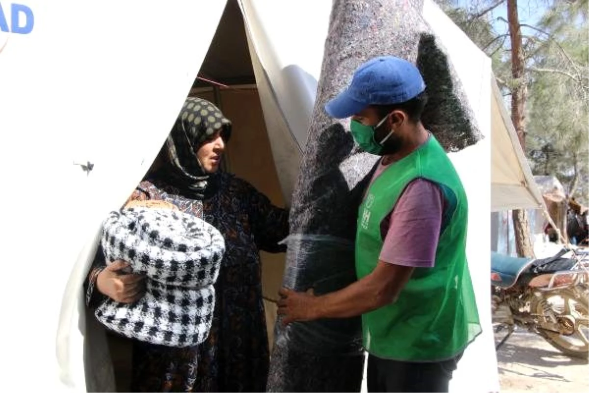 Afrin\'deki kamplarda yaşayan ailelere halı ve battaniye yardımı