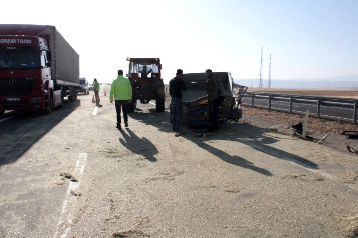 Ağrı\'da traktör devrildi: 3 yaralı