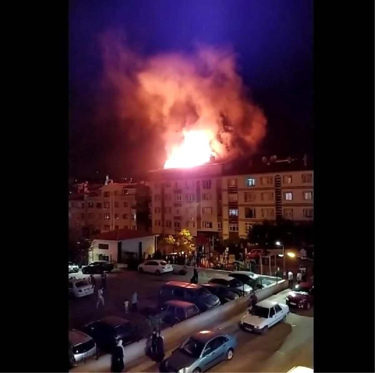 Son dakika haberi: Ankara\'da, bir apartmanın çatı katında korkutan yangın