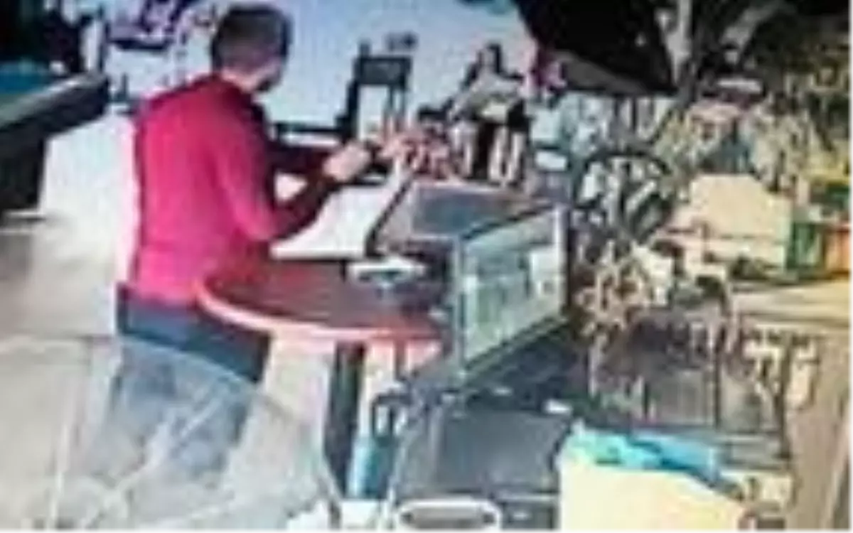 Bahşiş kutusunda biriktirdiği parası çalınan genci polis sevindirdi