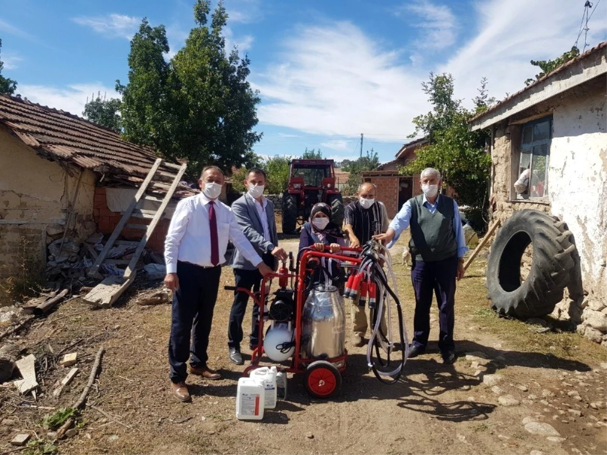 Birlik başkan Kaya Emine Tunç\'a süt sağma makinası hediye etti