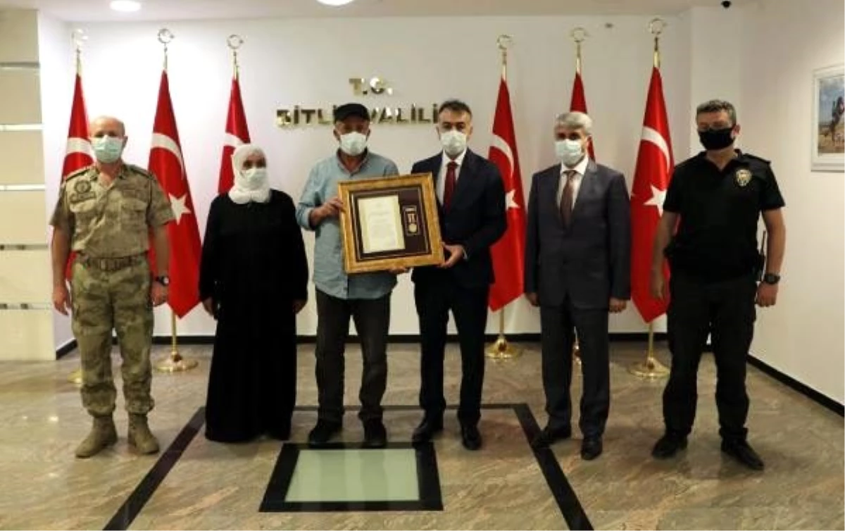 Bitlis\'te, şehit ailesine Devlet Övünç Madalyası ile Beratı verildi