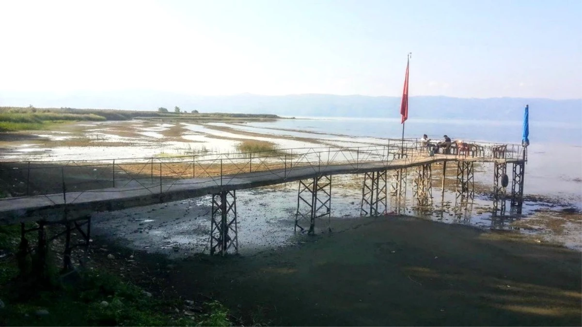 İznik Gölü\'nde korkutan çekilme: İskele var su yok