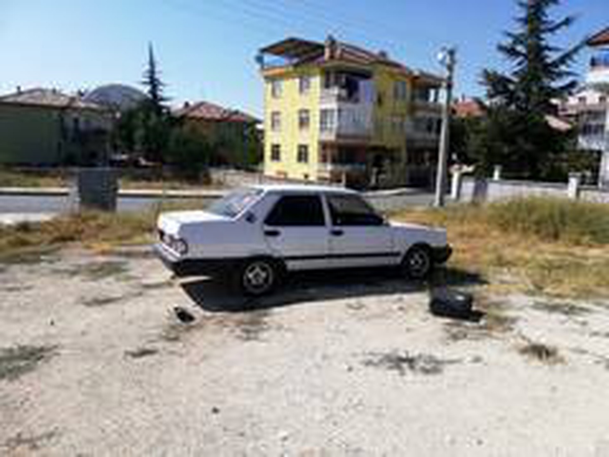 Karaman\'da otomobilin hoparlör ve teybini çaldılar