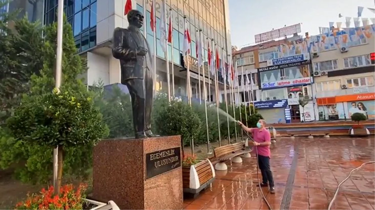 Maltepe Belediye Başkanı Ali Kılıç, Atatürk heykelini hortumla yıkadı