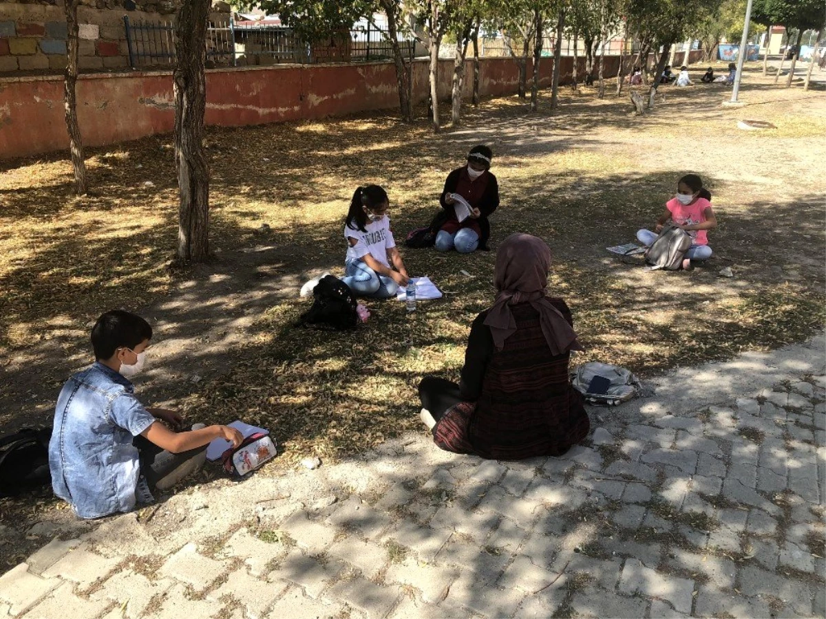 Son dakika haber: Okuldan uzak kalan öğrenciler okul bahçesinde toplanarak ders çalıştı