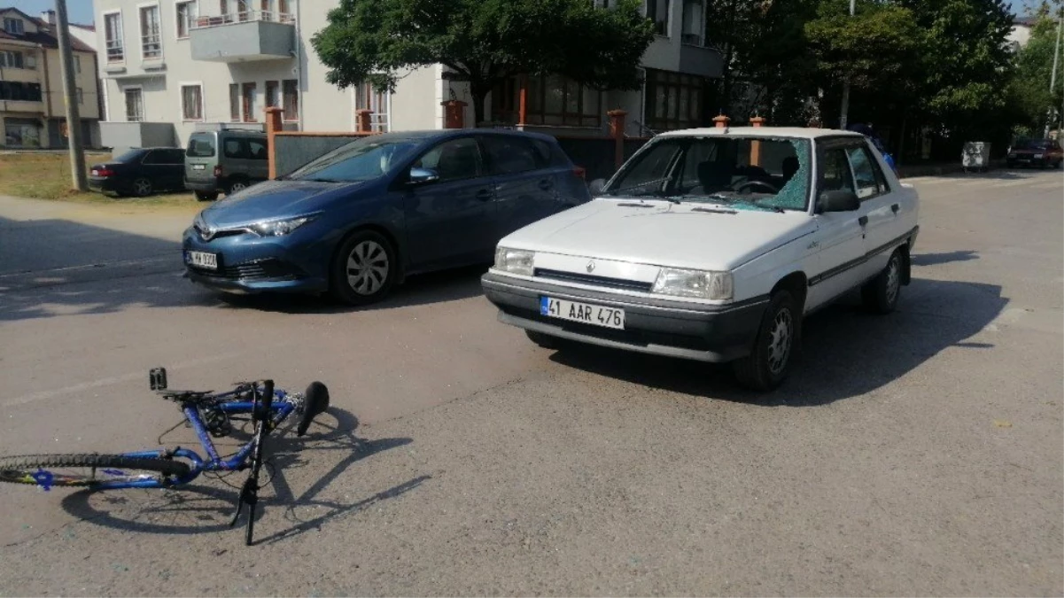 Otomobilin çarptığı bisikletli aracın camından içeri girdi: 2 yaralı