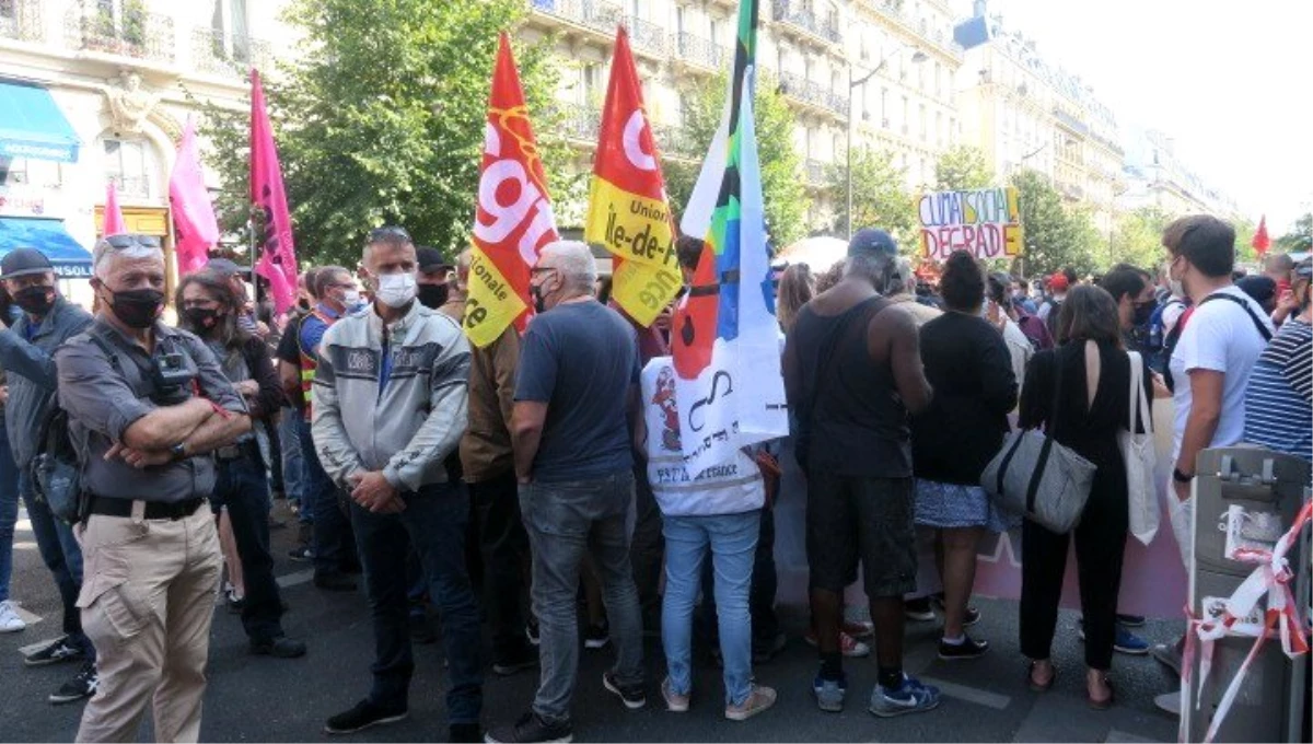 Paris\'te hükümetin emekli maaşlarından kesinti yapma planına karşı protestoProtestoculardan...
