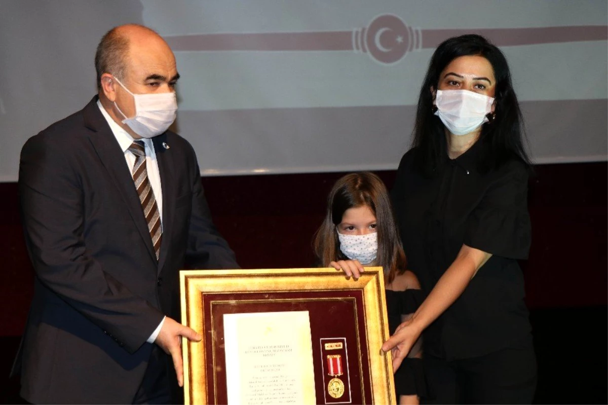 Şehit babasının devlet övünç madalyasını 7 yaşındaki kızı aldı