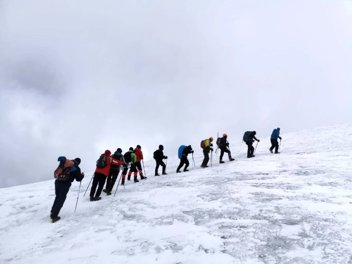 Tuncelili dağcılar, Ağrı Dağı\'na tırmanış gerçekleştirdi
