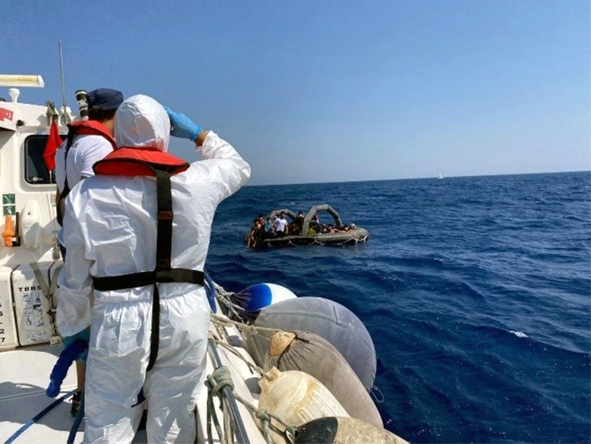 Yunanlılar 54 göçmeni can salına doldurup Türk karasularına itti