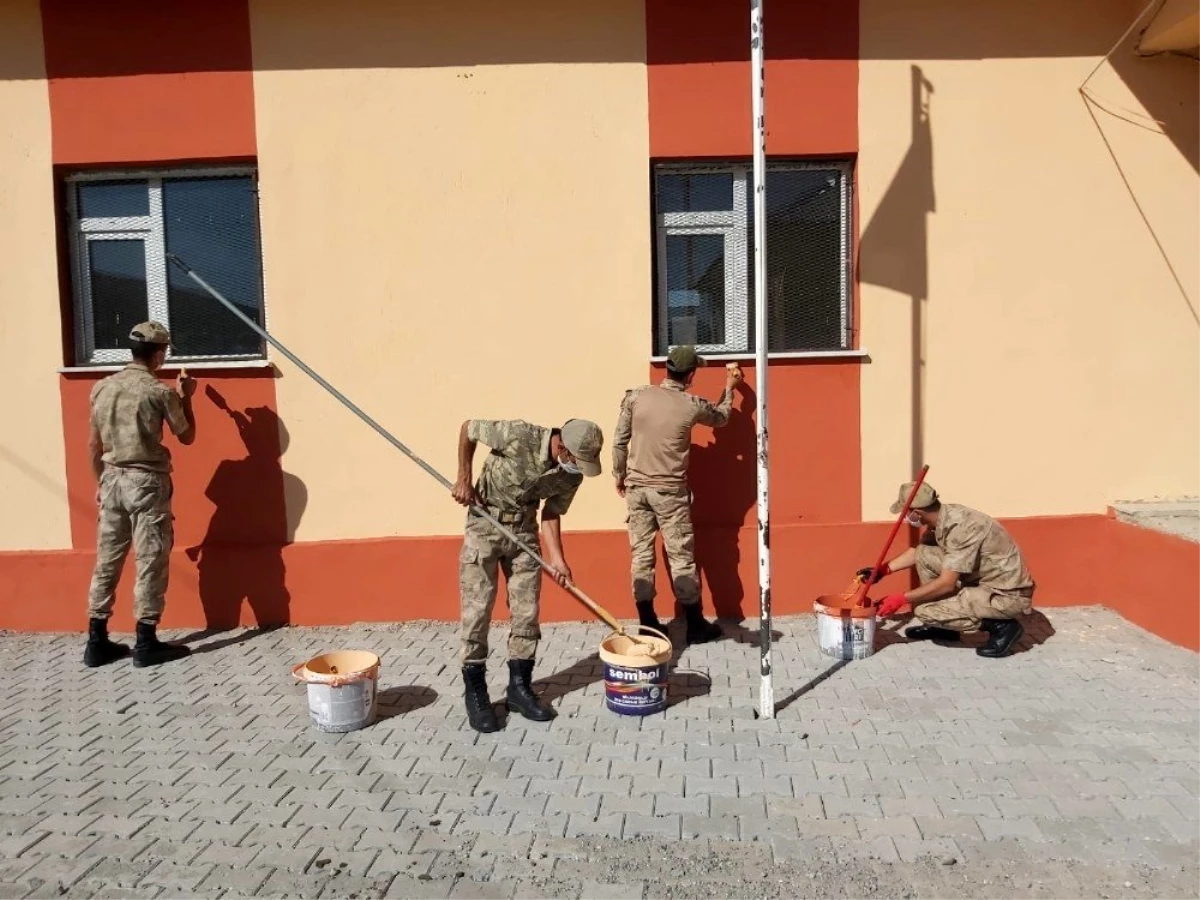 Son dakika haberi | Askerler köy okulunu boyadı