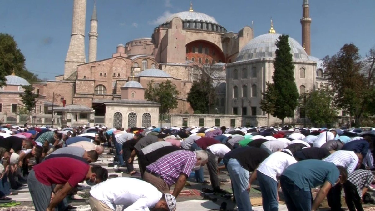 Ayasofya\'da cuma namazına yoğun katılım