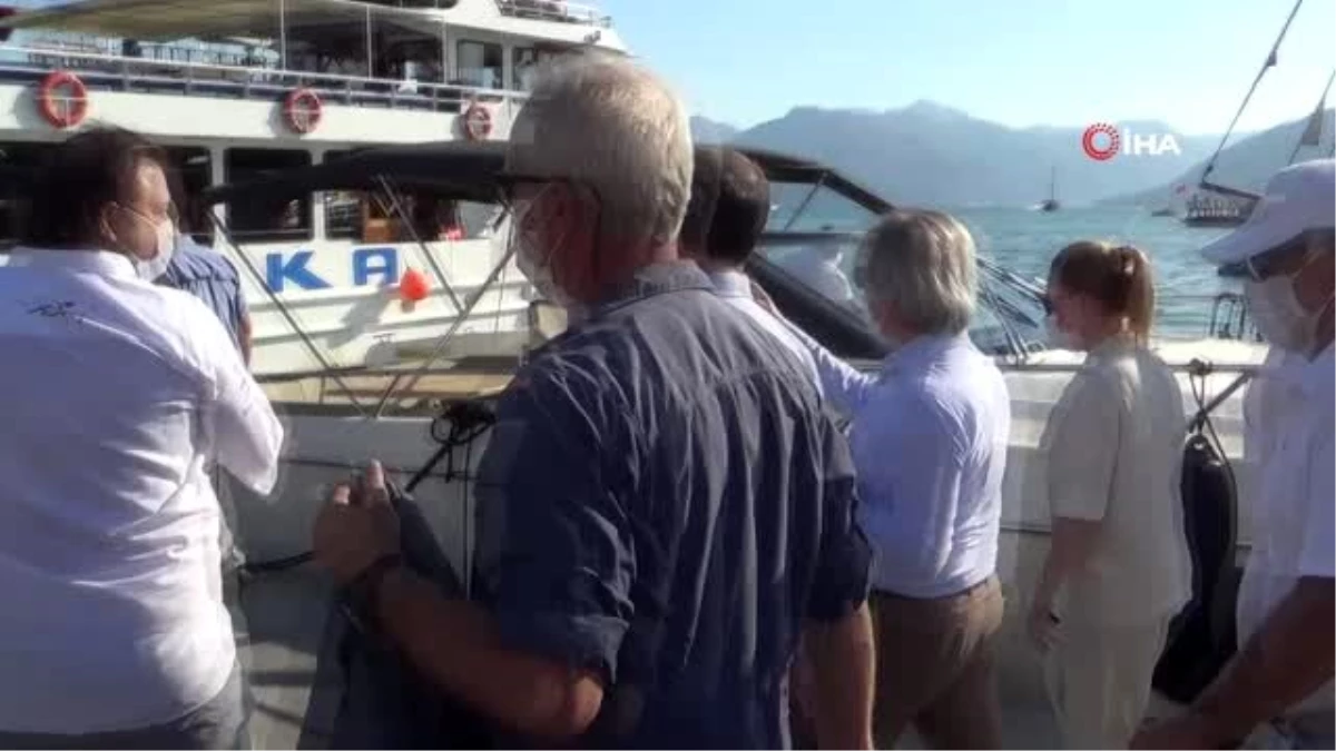 Bakan Kasapoğlu teknede kahve içti, yenilenen Marmaris Şehir Stadyumu\'nu gezdi