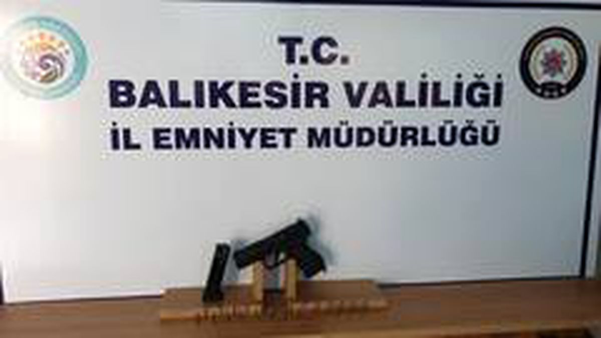 Balıkesir\'de polis 4 silah ve 10 aranan şahsı yakaladı
