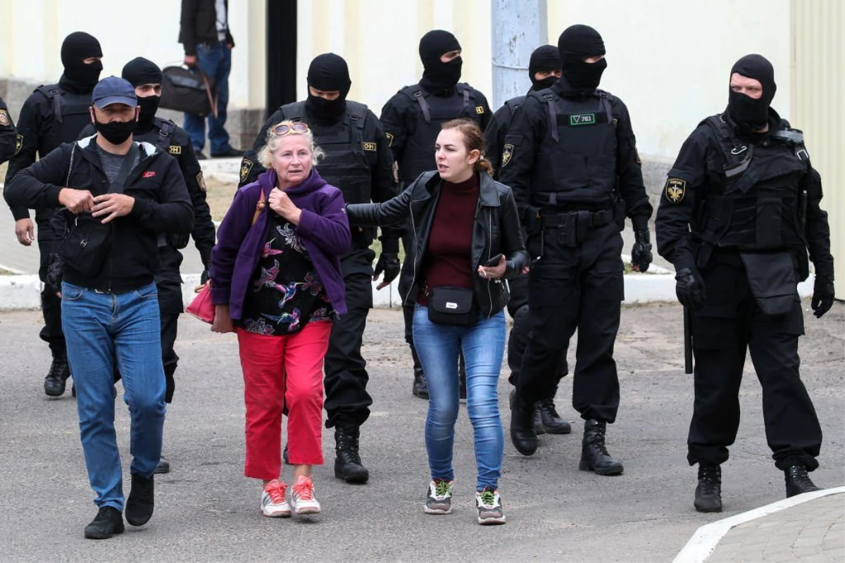 Belarus\'ta protestocular neden polislerin maskelerini indiriyor?