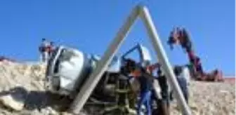Son dakika haberi: Beton direğe çarpan otomobildeki kadın öldü, oğlu ve eşi yaralandı