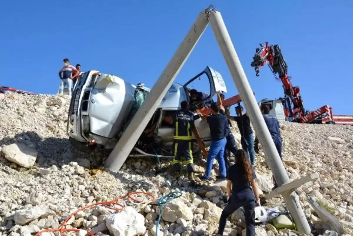 Son dakika haberi: Beton direğe çarpan otomobildeki kadın öldü, oğlu ve eşi yaralandı