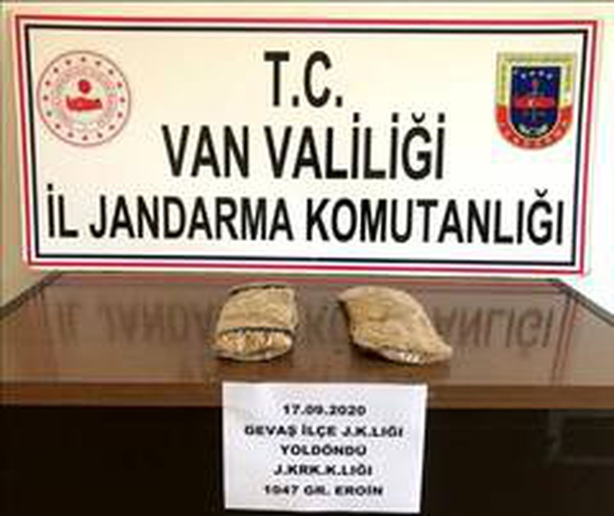 Gevaş\'ta beline sarılı 1 kilo eroin ile yakalandı