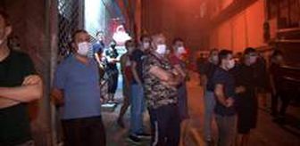 İş yeri yangınını film gibi seyreden vatandaşlar sosyal mesafeyi hiçe saydı