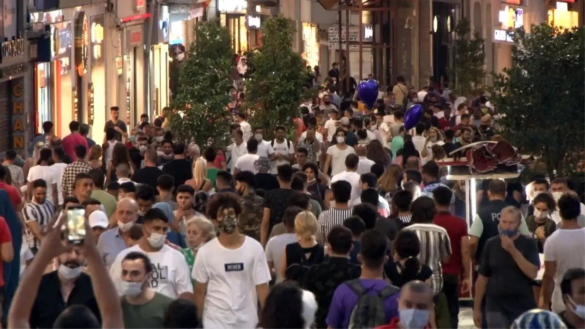 İstiklal Caddesi\'ndeki yoğunluk pes dedirtti