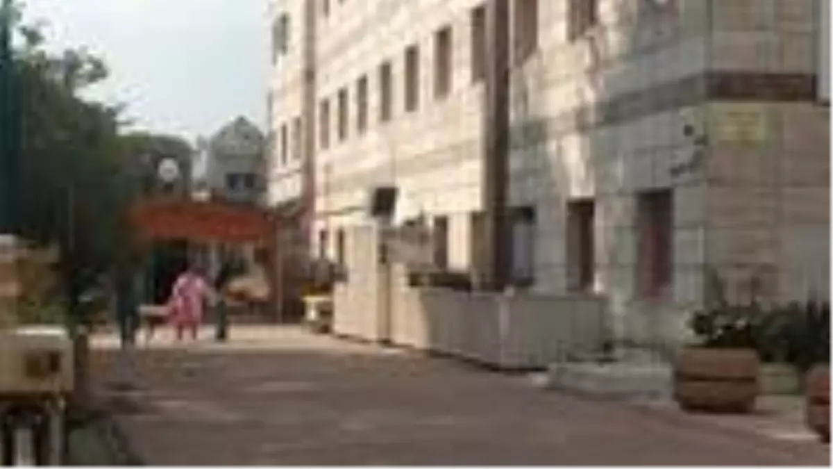 Korona testi pozitif çıkınca 4. kattan atlayan kadın, şans eseri kurtuldu