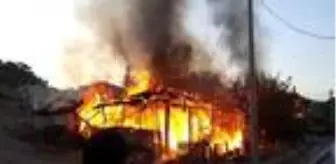 Kütahya'da ahşap 2 ev yandı