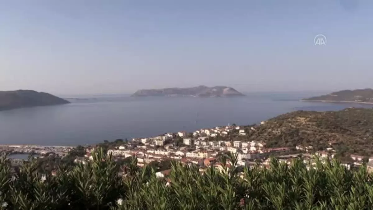 Meis Adası\'ndaki insan hareketliliği Kaş\'tan rahatça görülebiliyor