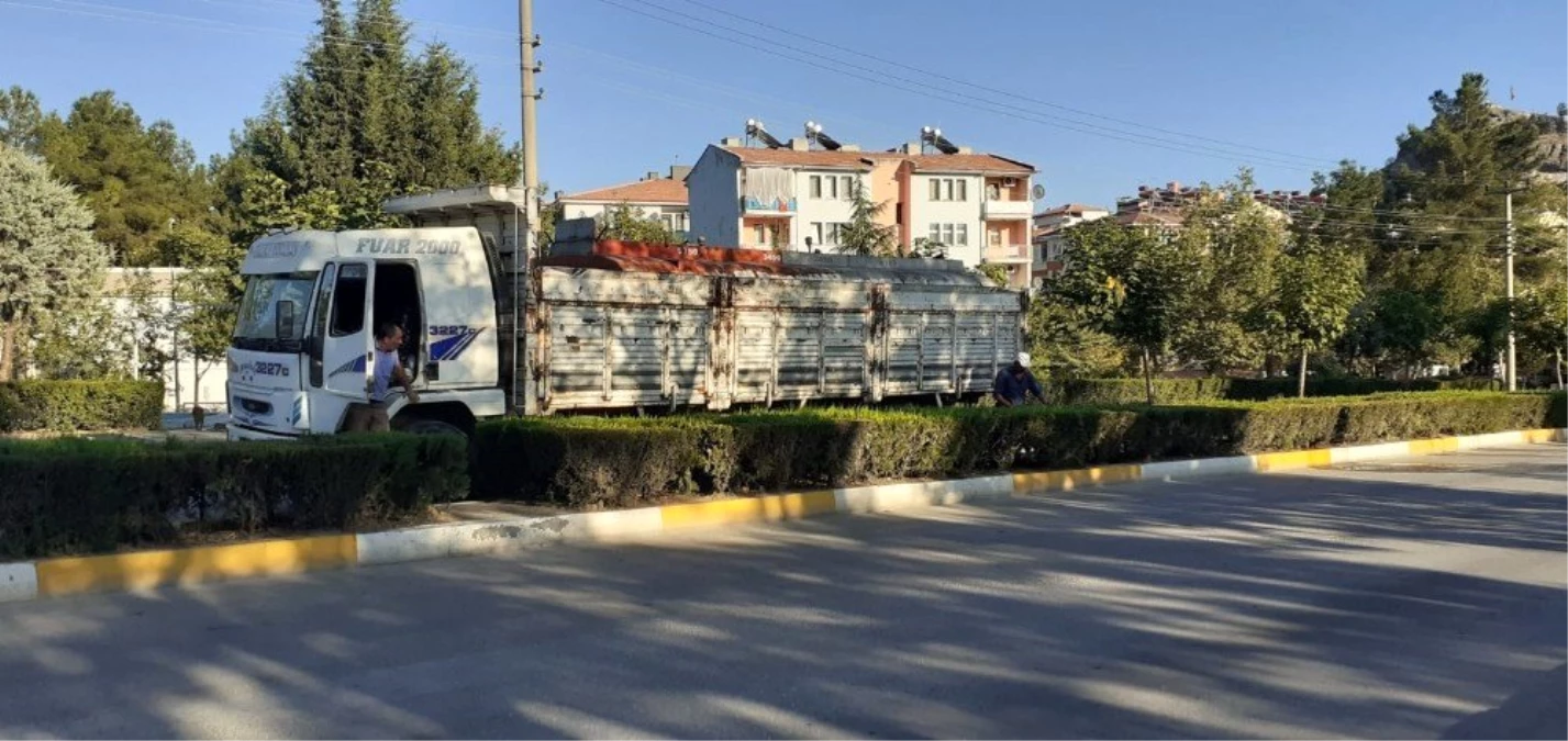 Osmancık\'ta tankerle yeşil alanlar sulanıyor