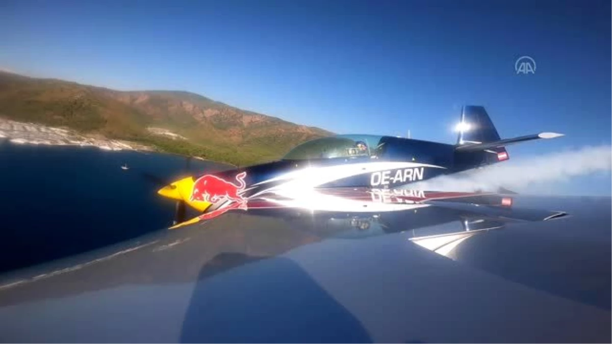 Red Bull pilotu Costa, gösteri uçuşu yaptı