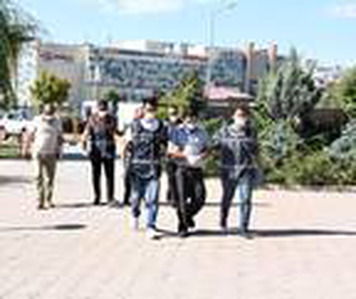 Sivas\'ta kuyumculara sahte altın bilezik satan ikili, Tokat\'ta yakalandı